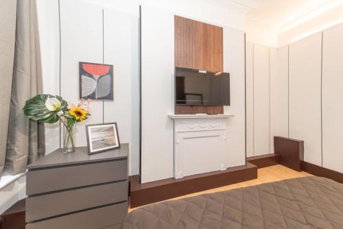 New Kensington Flat Perfect Location with AC - image 7