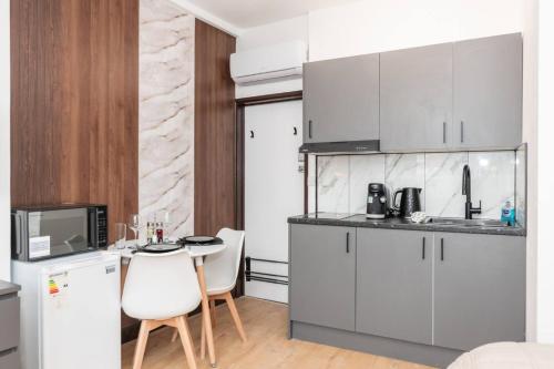 Stylish New Studio in Kensington with AC - image 4