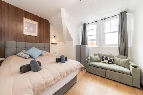 Stylish New Studio in Kensington with AC - image 6