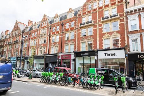 Stylish New Studio in Kensington with AC - image 12