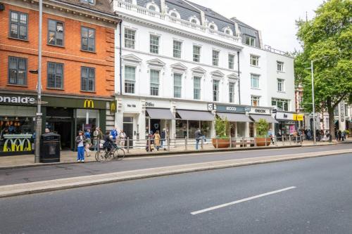 Stylish New Studio in Kensington with AC - image 10