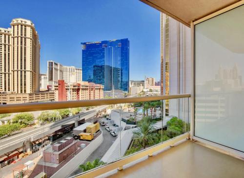 No Resort Fee - Balcony Strip Views, Pools & Parking Room Type - King Suite with Balcony
