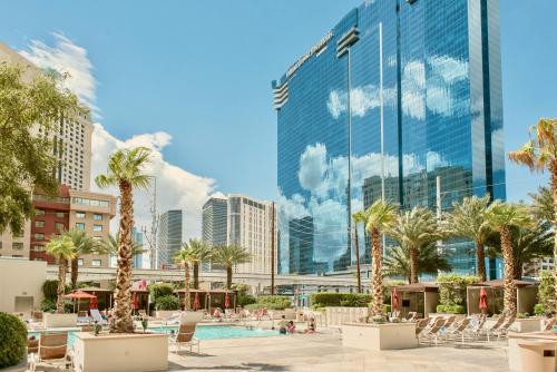Strip View Balcony Suites - No Resort Fee !