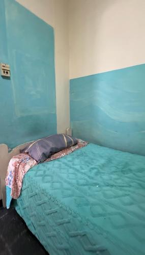 1 twin bed, 1 bunk bed