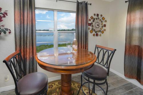 Lakefront Home with Screened Porch and Grill in Winter Haven, USA