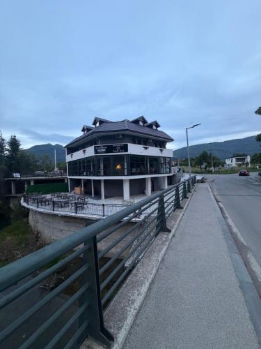 Riverside Lim in 普拉夫