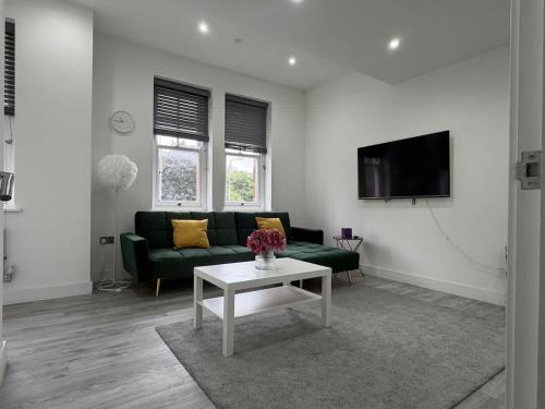 The Lodge - Vibrant 2-Bed Flat with free parking – khách sạn tại Gabalfa