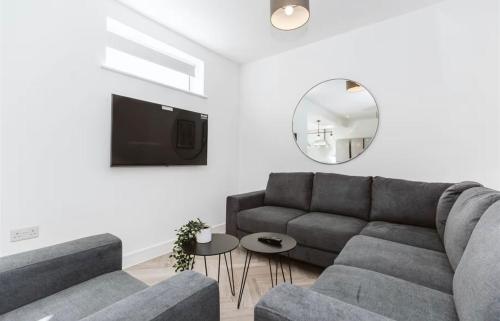 7 bed modern house with 5 bathrooms and garden – khách sạn tại Horfield