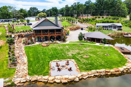 Private Boat Launch & Dock! Huge Lay Lake Retreat in 謝爾比
