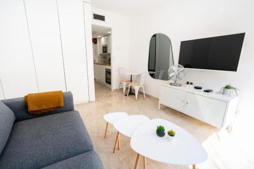 Studio with Private Terrace Heart of Nice Zone Pietonne 2 min Beach Premium
