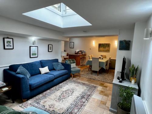 Hollyhocks Holiday Home- 2 bedroomed ground floor apartment sleeps 5 in Modbury