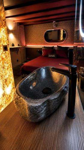 Ванна кімната, Secret Garden - Love Room - Beaujolais in Романеш-Торон