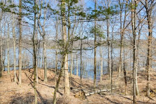 Lakefront Home with Deck, Near Mammoth Cave Park! in Cub Run, USA