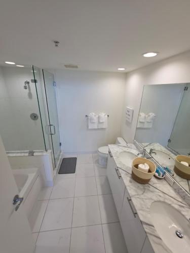 Lux in White 2BR, Balcony, Pool & Bay View – khách sạn tại Khac