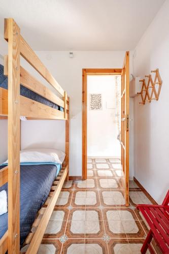 1 double bed, 1 bunk bed