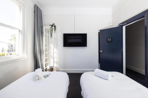 Twin room, shared bathroom