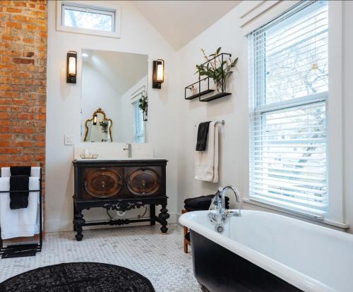 Top Walk score! Prime Westport Midtown Location!, Kansas City