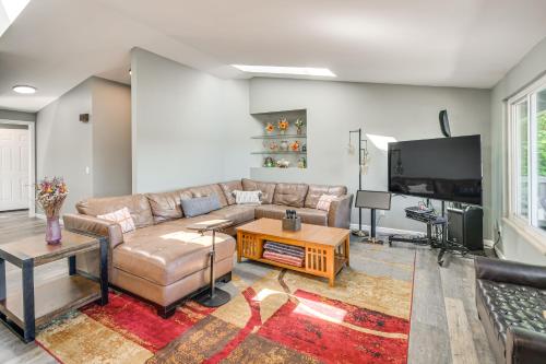 Waterfront Union Getaway w/ Ocean & Mtn Views in Union (WA)