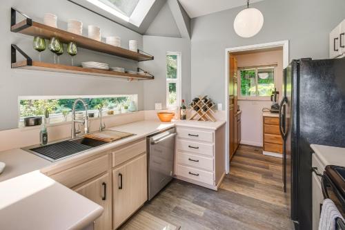 Waterfront Union Getaway w/ Ocean & Mtn Views in Union (WA)