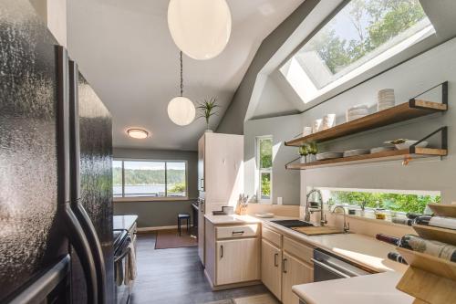 Waterfront Union Getaway w/ Ocean & Mtn Views in Union (WA)