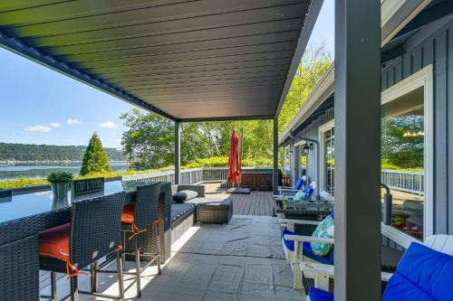 Waterfront Union Getaway w/ Ocean & Mtn Views in Union (WA)
