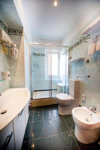 Hotel Regina Room Type - Double or Twin Room with Balcony Hotel Regina Room Type - Double or Twin Room with Balcony