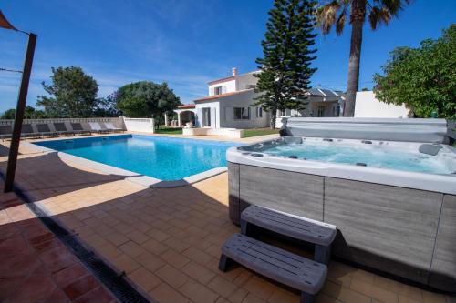 Villa Ursa by Algarve Holidays – khách sạn tại Salicos