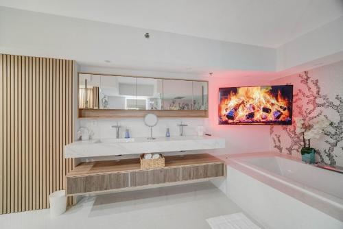 Luxe Oceanfront Penthouse on Ocean Drive So Beach - image 4