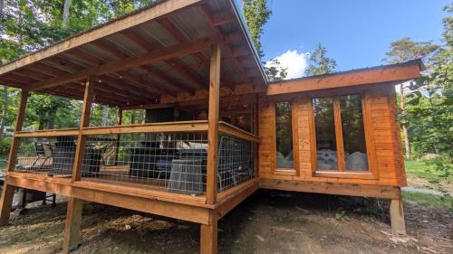 Brand New Cozy Spruce Cabin - Couples Getaway, The Caverns, Waterfalls, Hiking Trails