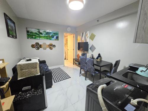 Monarch Parksuites - Balmoral Place (near NAIA, MOA, MOA Arena, DFA), Manila