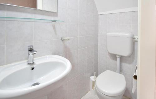 Vannas istaba, Awesome Home In Colletorto With House A Panoramic View in San Giuliano di Puglia