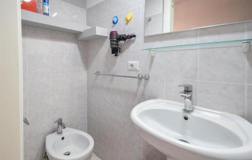 Vannas istaba, Awesome Home In Colletorto With House A Panoramic View in San Giuliano di Puglia