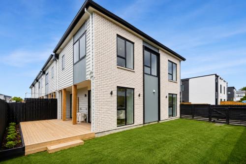 Brand New Elegant 4BR Retreat Home w Backyard – khách sạn tại Sân bay Auckland