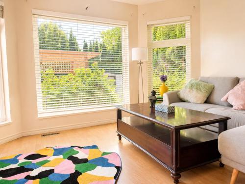 Spacious Family-Friendly 3BR Suite Near White Rock Beach in ואיט רוק(בי סי)