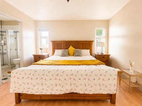 Spacious Family-Friendly 3BR Suite Near White Rock Beach in White Rock (BC)