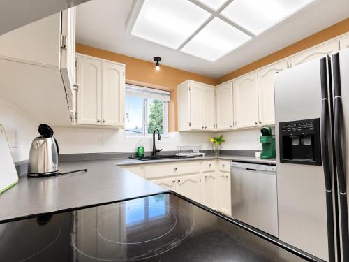 Spacious Family-Friendly 3BR Suite Near White Rock Beach in ואיט רוק(בי סי)