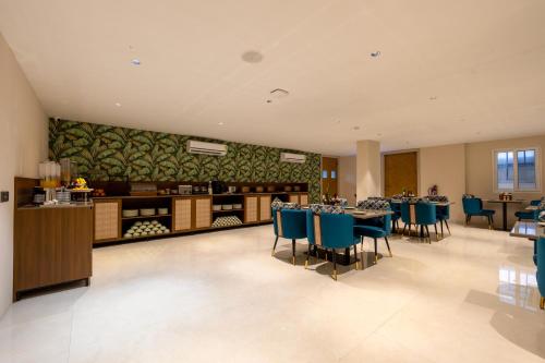 Restaurant, Saltstayz Premier Faridabad Near Sarita Vihar in Faridabad