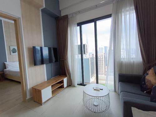 Shared lounge/TV area, The Rainbow suites by wisma infinitum klcc in Little India