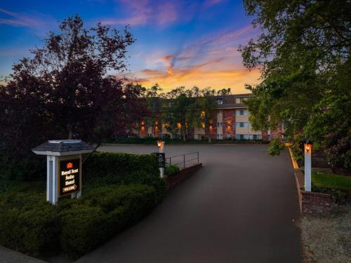 Royal Scot Hotel & Suites, Trademark Collection by Wyndham - Victoria