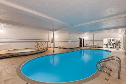 Swimming pool, Royal Scot Hotel & Suites, Trademark Collection by Wyndham in Victoria (BC)