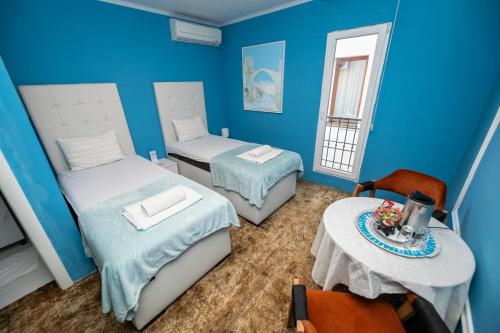 2 twin beds
