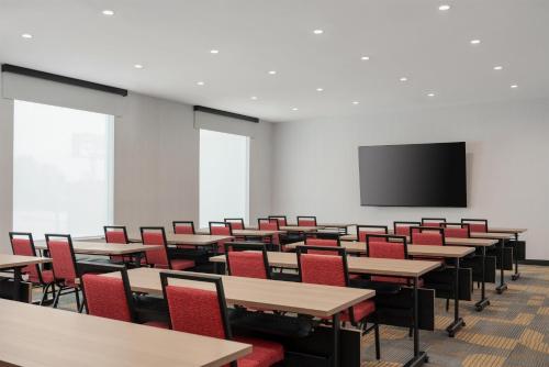 Home2 Suites by Hilton Lafayette I-10 - image 10