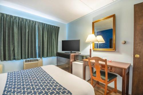 Econo Lodge Inn & Suites Airport in Windsor Locks, USA