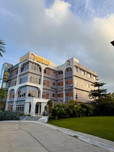 Achilles Hotel – khách sạn tại Magallanes Drive