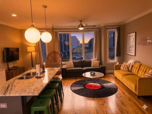 Rooftop Skyline View-Close to Broadway-Sleeps 8 – khách sạn tại Germantown