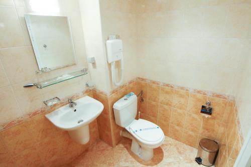Triple Room with Balcony image 1