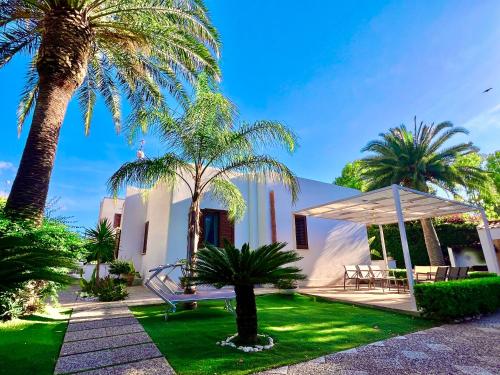 Villa Almyra - 4 Double Badrooms with Exclusive Garden & Parking Steps from the Beach
