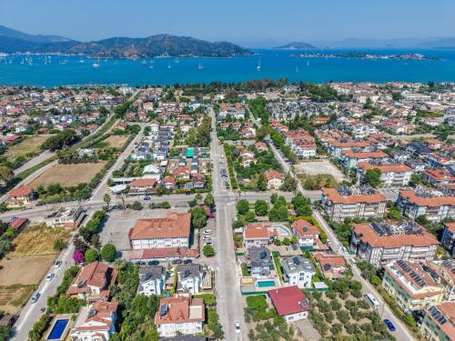 DEFNE - Stunning New Luxury Villa for 8 in Central Fethiye - image 2