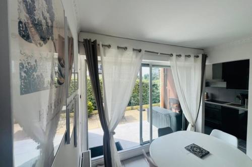 Apartment With a Garden 2 min to the Ocean - image 2