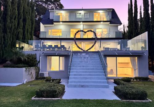 Bayview Luxe Retreat in Point Clare